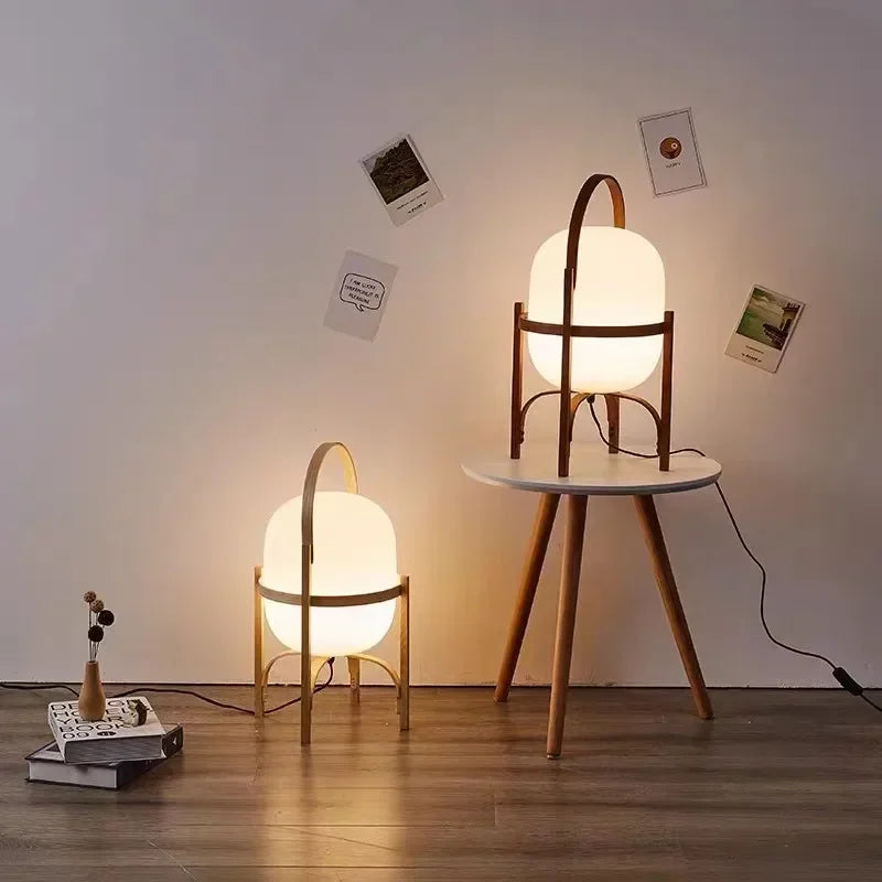 Stehlampe aus Holz