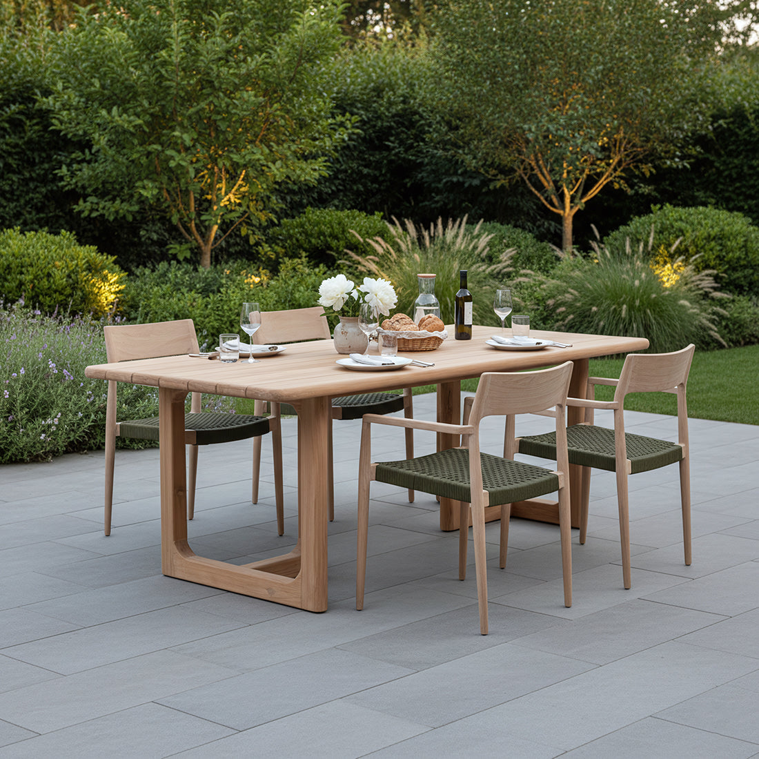 Table de jardin en teck recyclé 240 cm ovale et naturelle