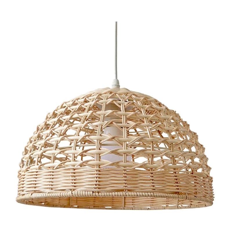 Abat-jour en rotin pour suspension, sur fond blanc