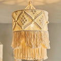 Abat-jour scandinave tissé en macramé avec éclairage tamisé créant une ambiance chaleureuse.