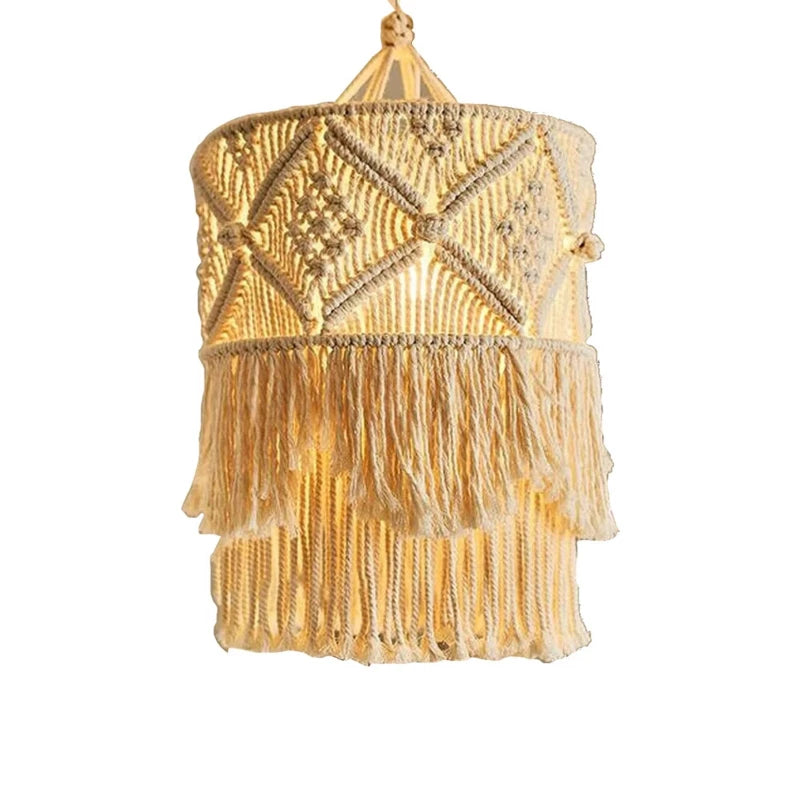 Vue générale d'un abat-jour scandinave tissé en macramé dans une ambiance lumineuse.