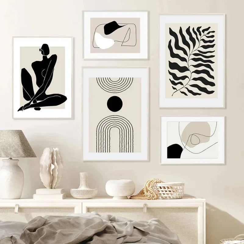 Ensemble d’œuvres murales de galerie avec silhouette féminine abstraite noir sur fond beige
