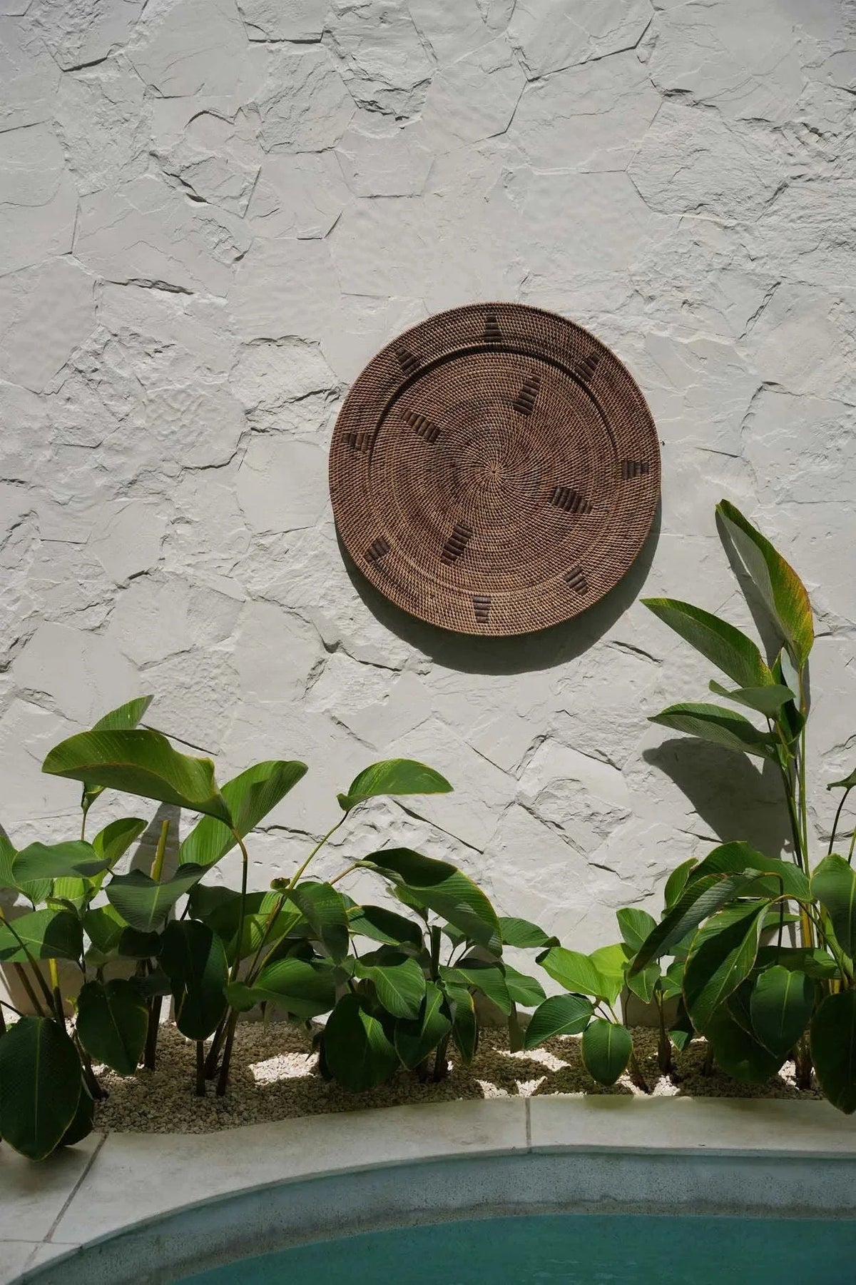 Assiette murale en rotin tressé de 60 cm avec motif graphique pour décoration murale