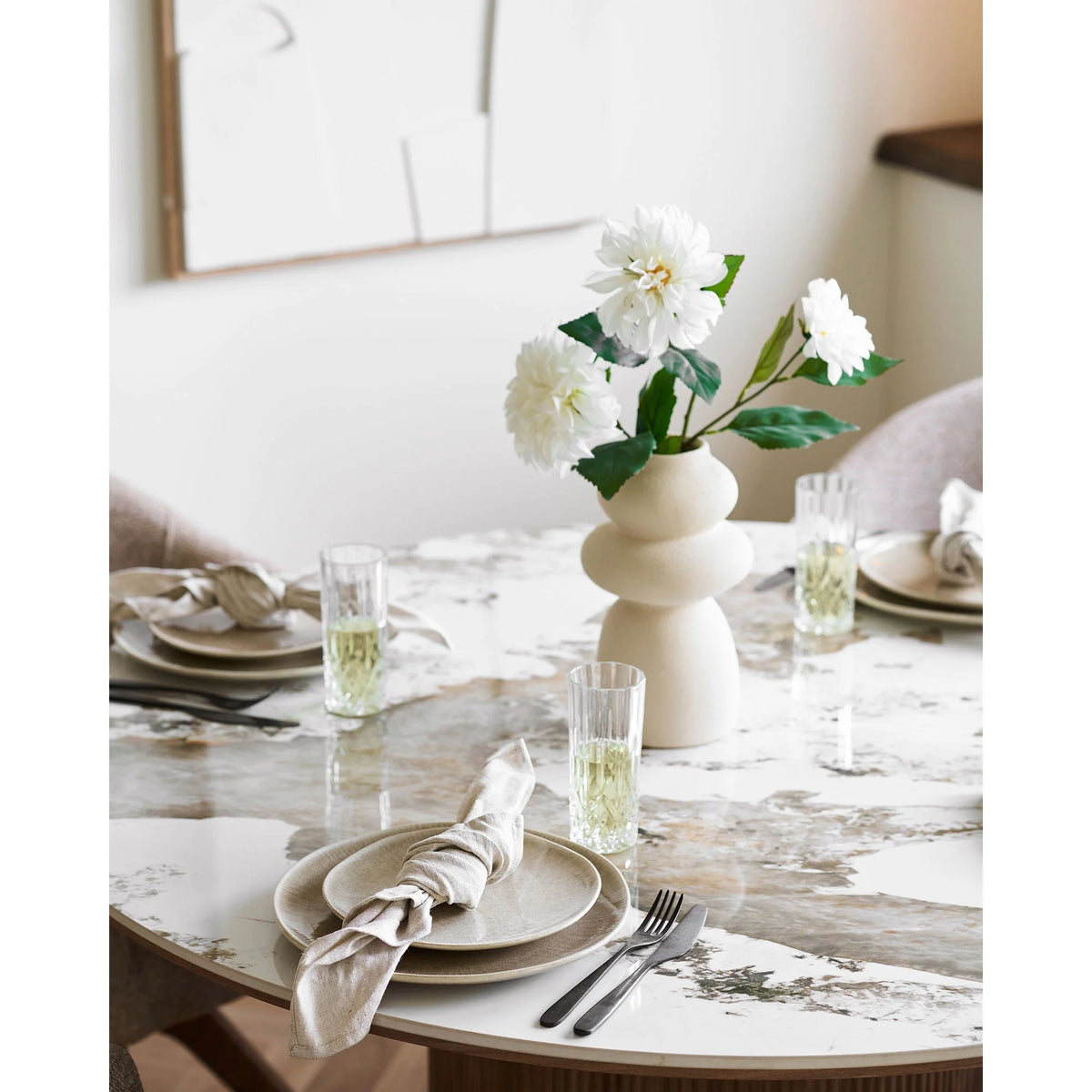 Vase en céramique crème à étages arrondis avec fleurs blanches