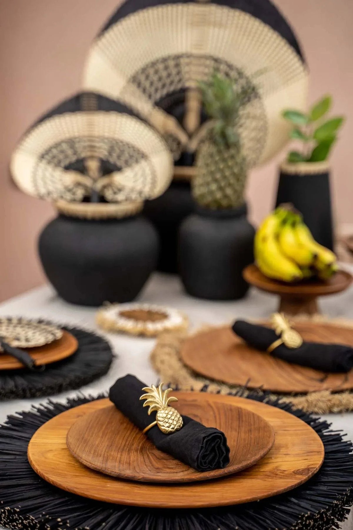 Assiette ronde en bois de teck naturel avec veinures apparentes pour décoration tropicale
