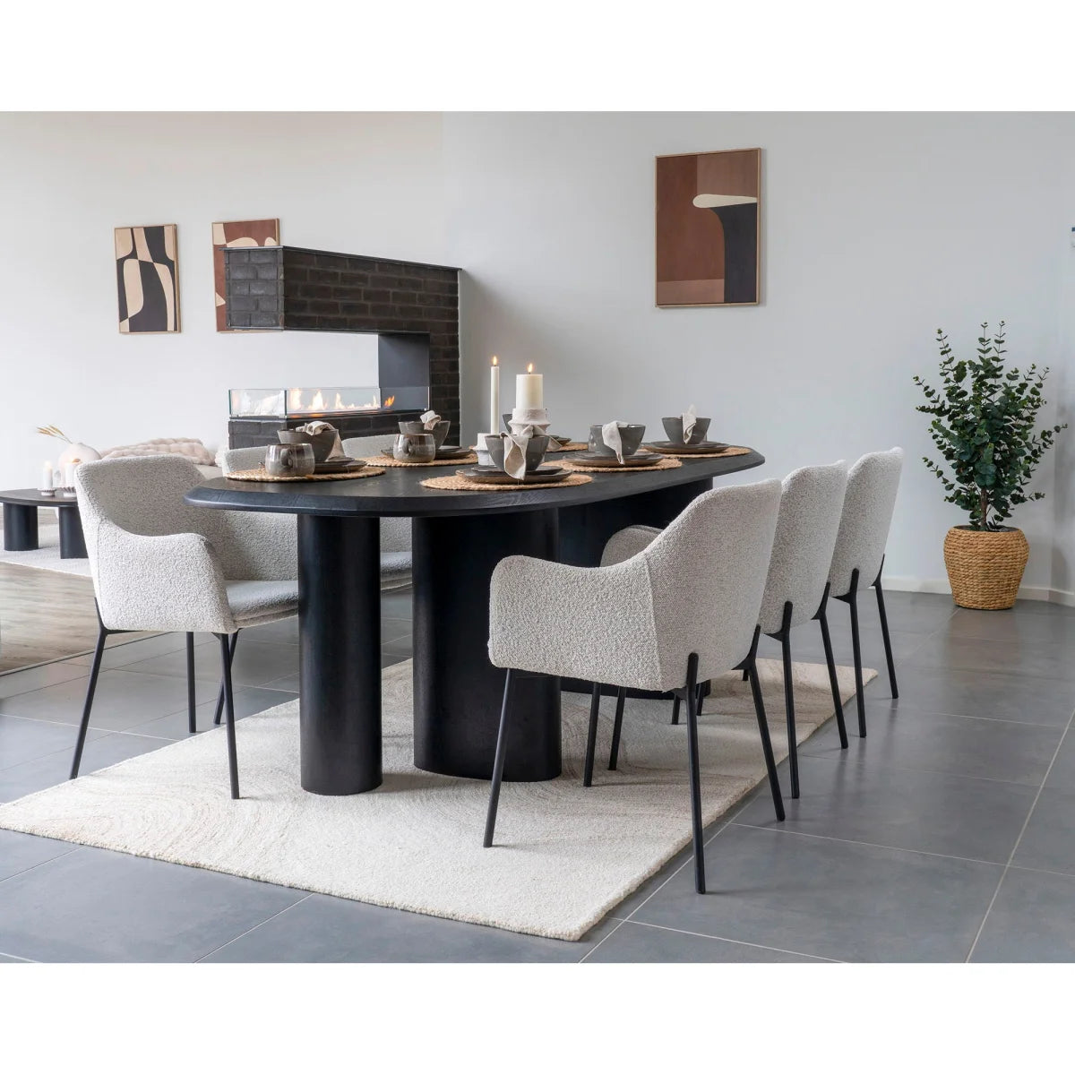 Table à manger ovale noire aux pieds cylindriques minimalistes, lot assiettes grès gris-marron ø27cm x4