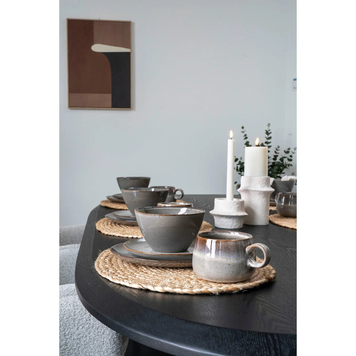 Lot de 4 assiettes en grès gris marron ø27cm sur nappes tressées