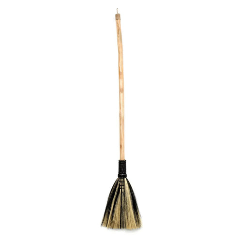 Balai décoratif en fibres naturelles beige et noir avec manche en bois courbé H130 cm