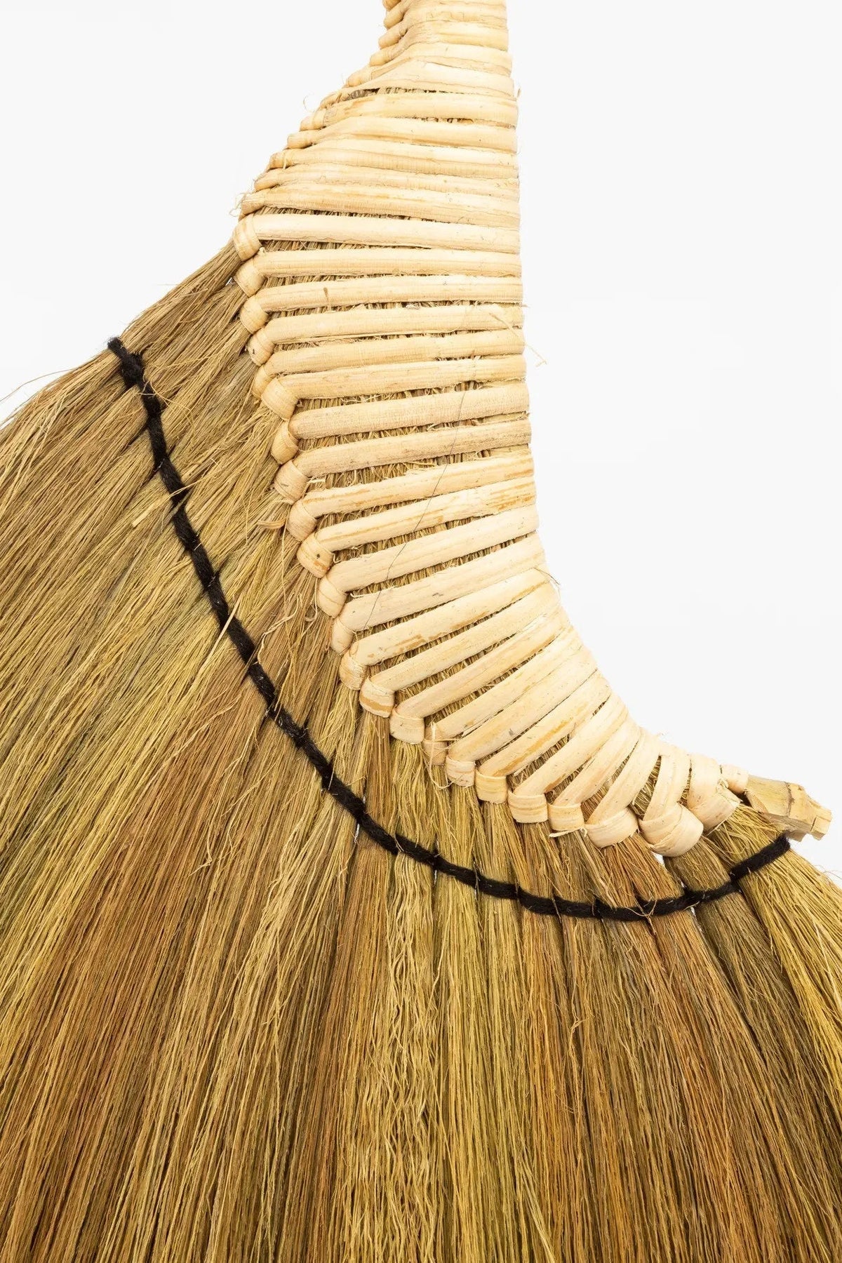 Balai mural décoratif en fibres naturelles et bambou beige doré