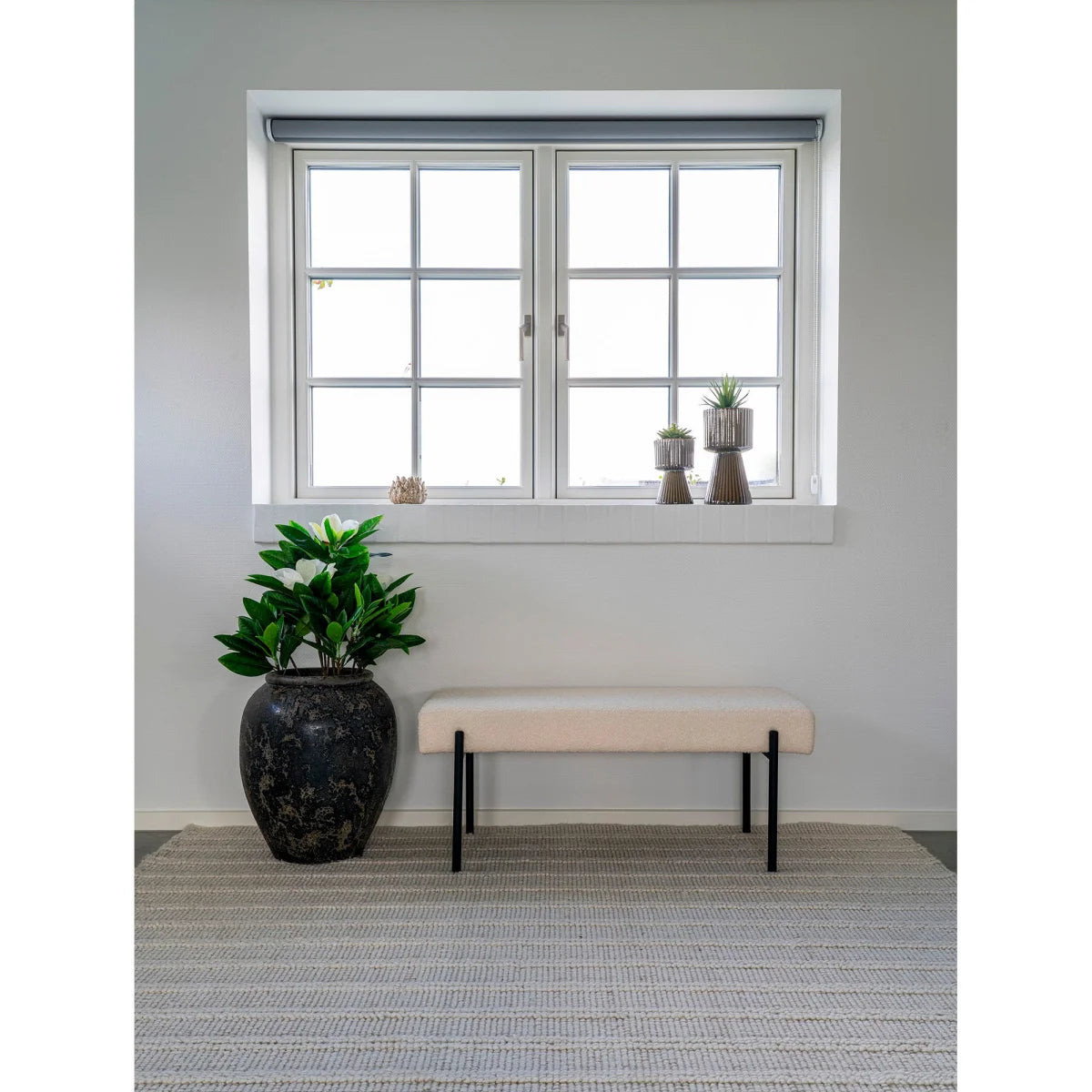 Banc rectangulaire beige en tissu bouclé, pieds métal noir, 100x36 cm