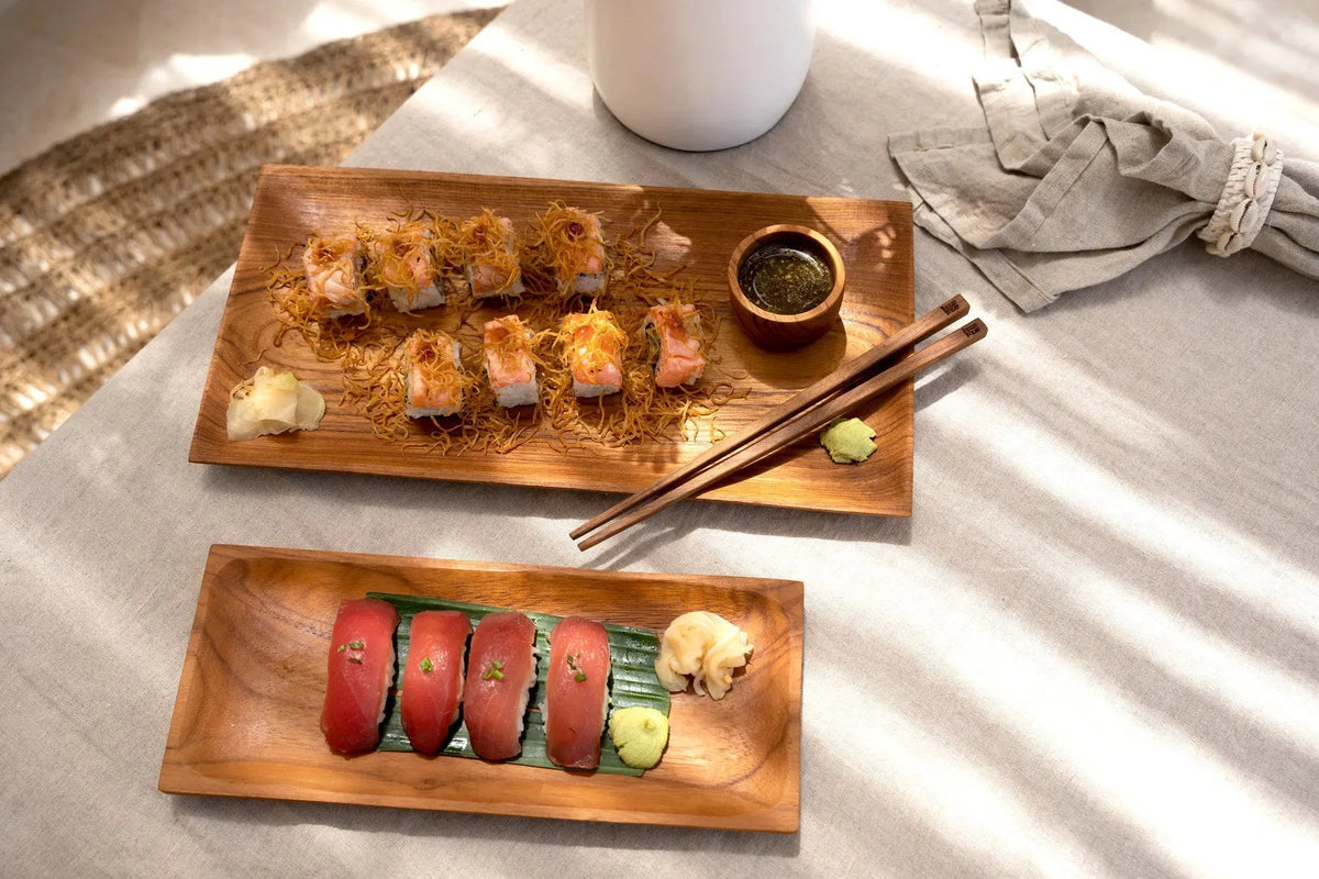 Plat en bois de teck naturel rond avec sushi, wasabi, gingembre et sauce