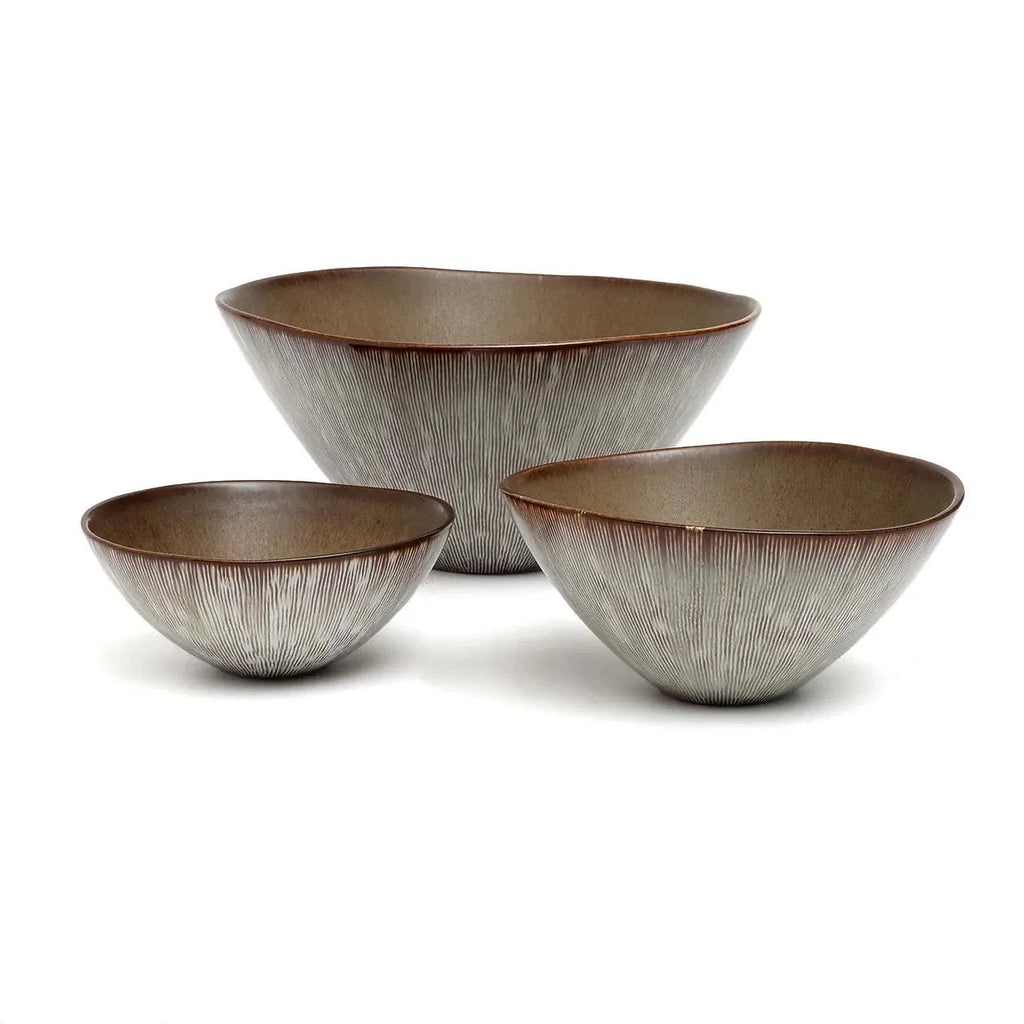 Ensemble de trois bols en grès artisanal brun et beige à finition mate striée