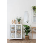 Meuble vitré blanc avec paniers osier et bougeoir céramique beige totem ajouré