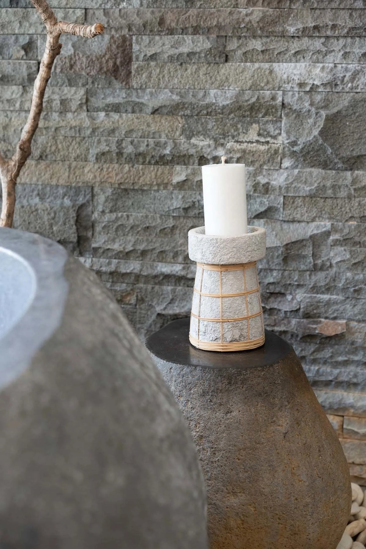 Bougeoir en terre cuite couleur béton naturel avec rotin H20 cm