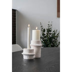 Bougeoirs cylindriques en céramique blanche texturée, set de 2 avec bougies allumées