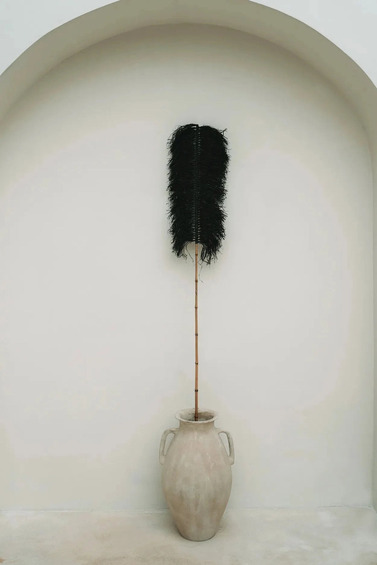 Plumeau décoratif en raphia noir, hauteur 190 cm, dans vase céramique