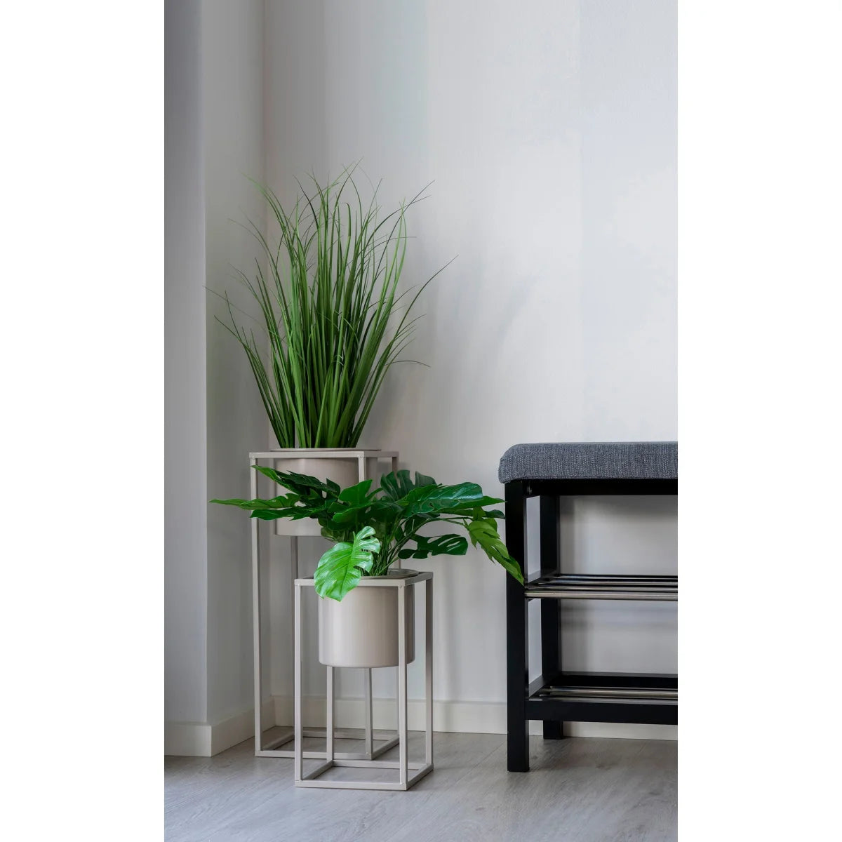 Cache-pot cylindrique beige-gris en métal, lot de 2, H31 cm, avec plante herbeuse verte