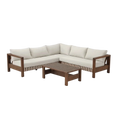 Canapé d’angle extérieur en bois foncé avec coussins beiges et accents rayés