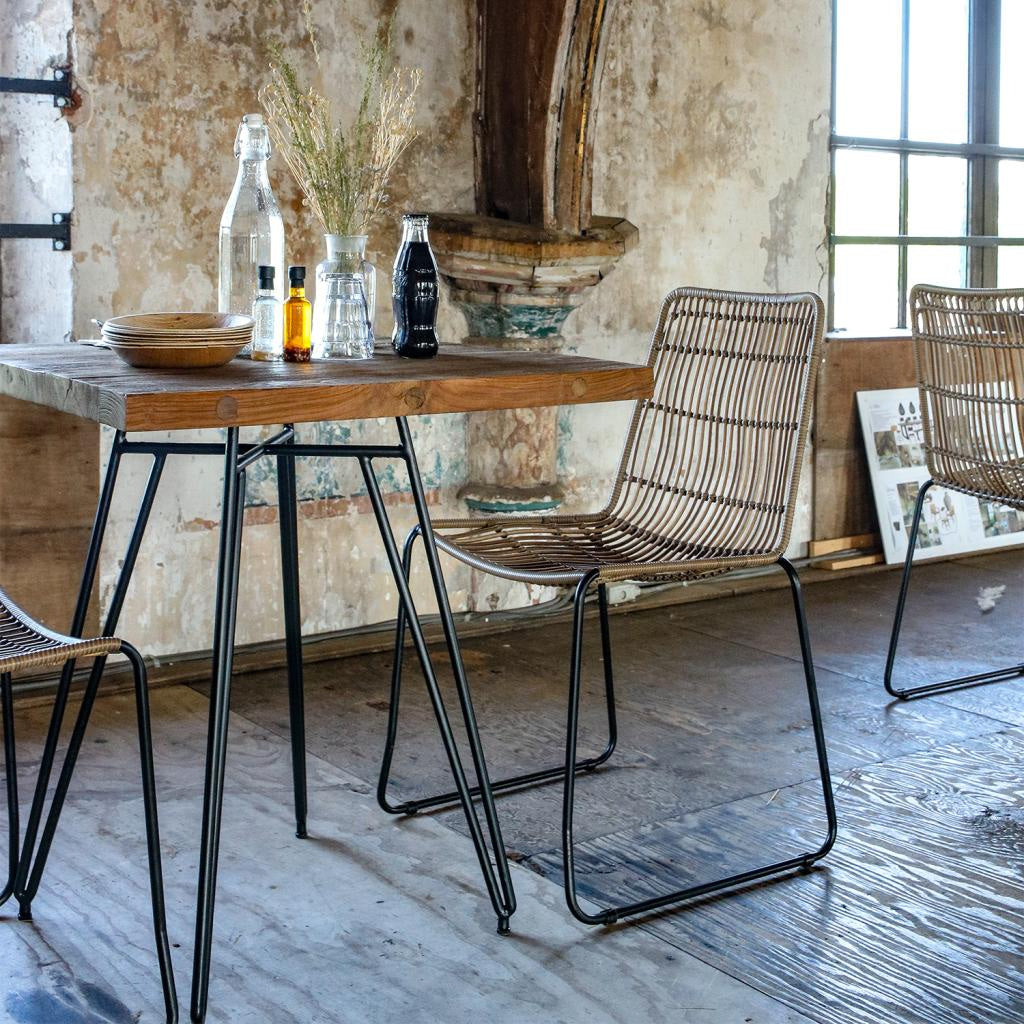 Chaise empilable en rotin naturel et métal noir, lot de 2