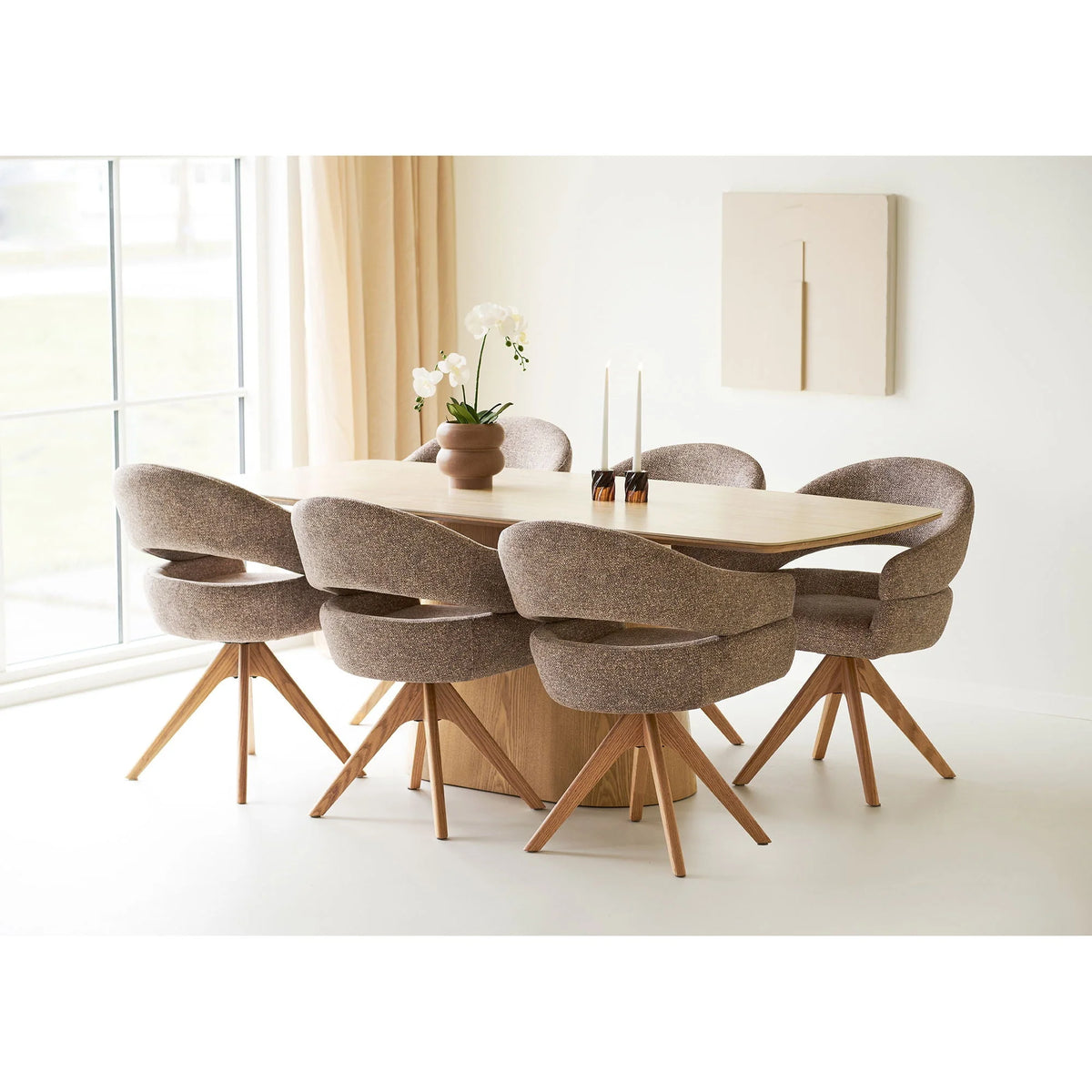 Chaise pivotante en tissu chiné beige avec accoudoirs et pieds en bois étoilés