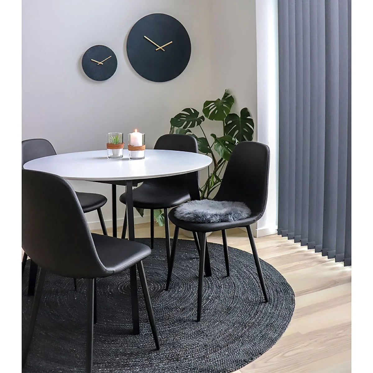 Chaise de salle à manger noire en simili cuir avec pieds fuselés