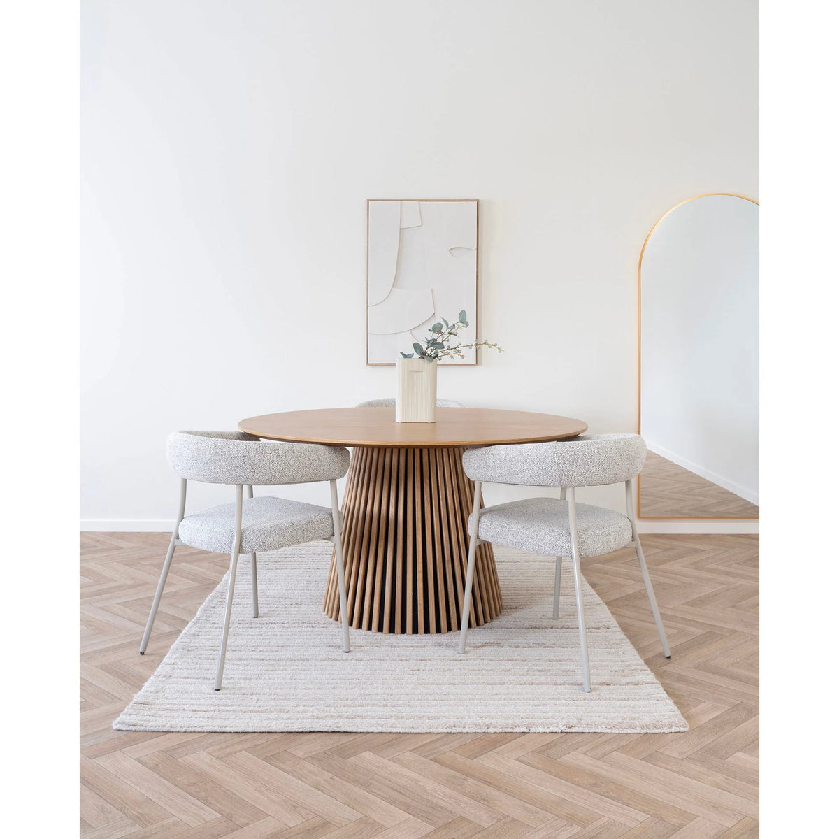 Table ronde en bois à base cannelée avec 2 chaises en tissu bouclé sable à accoudoirs