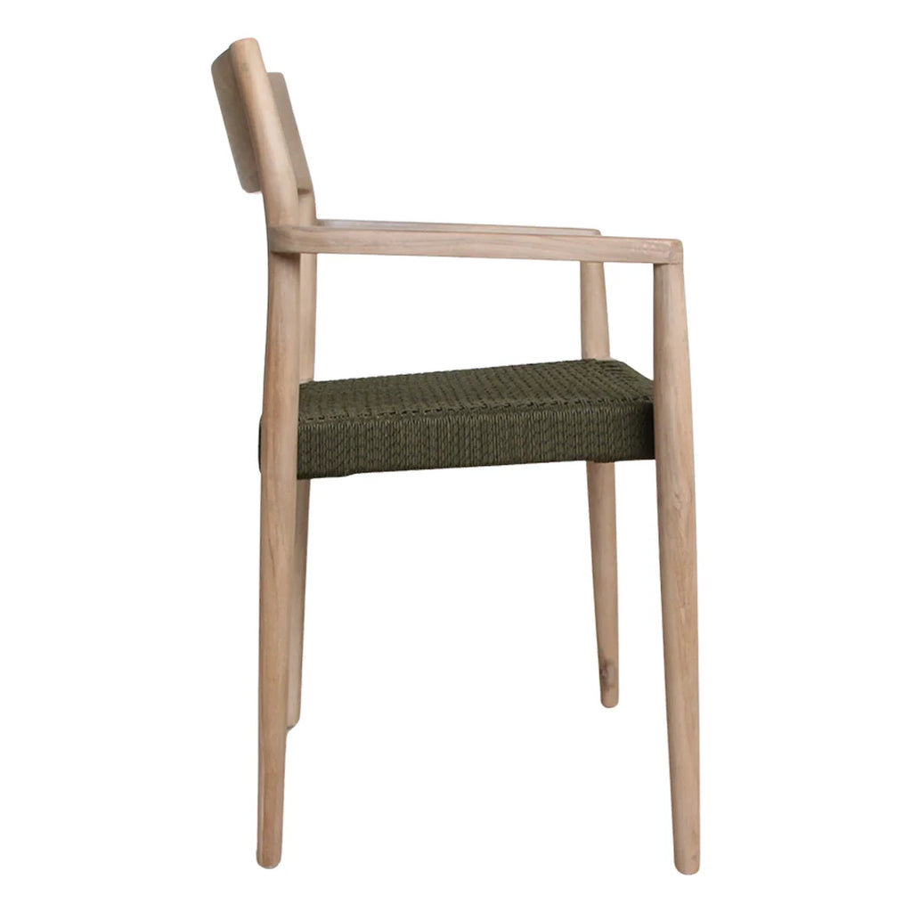 Paire de chaises en teck clair avec siège en corde vert olive et accoudoirs