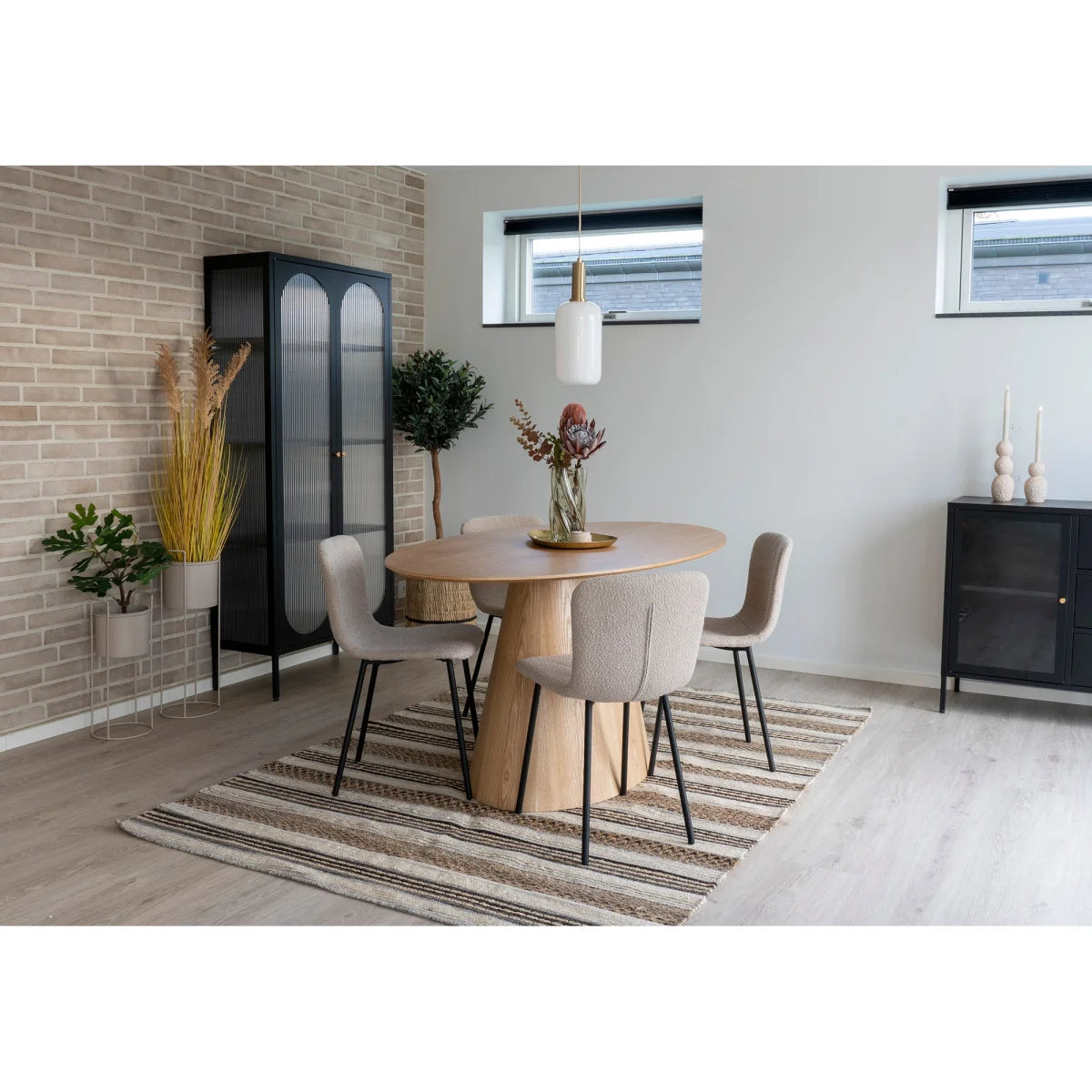 Table ronde en bois avec base centrale et 4 chaises tissu bouclé beige pieds noirs