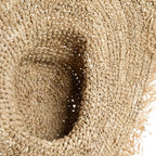Chapeau large bord en raphia naturel tressé frangé beige