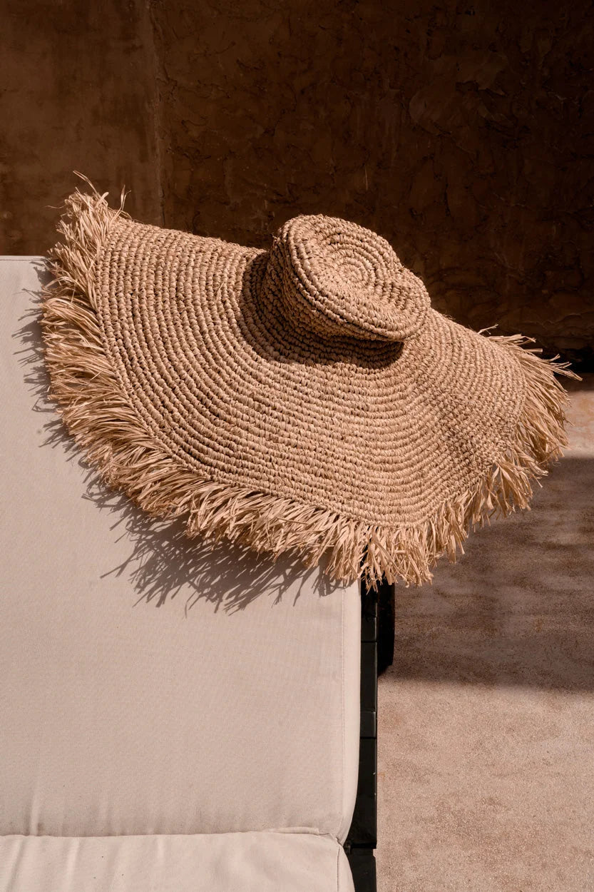Chapeau en raphia tressé à large bord frangé