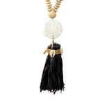 Collier noir en bois avec pendentif céramique blanc et perles
