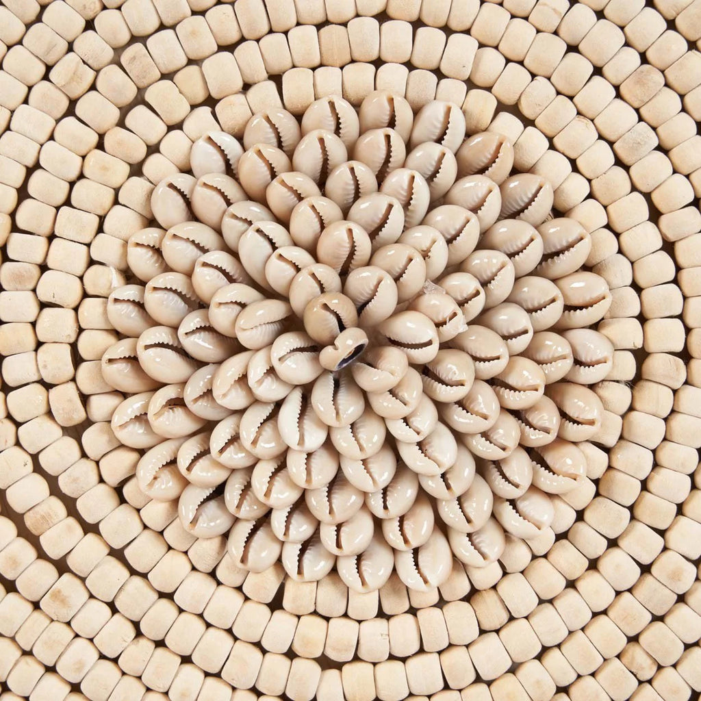 Arrangement circulaire symétrique de cauris blancs naturels sur socle, H40 cm