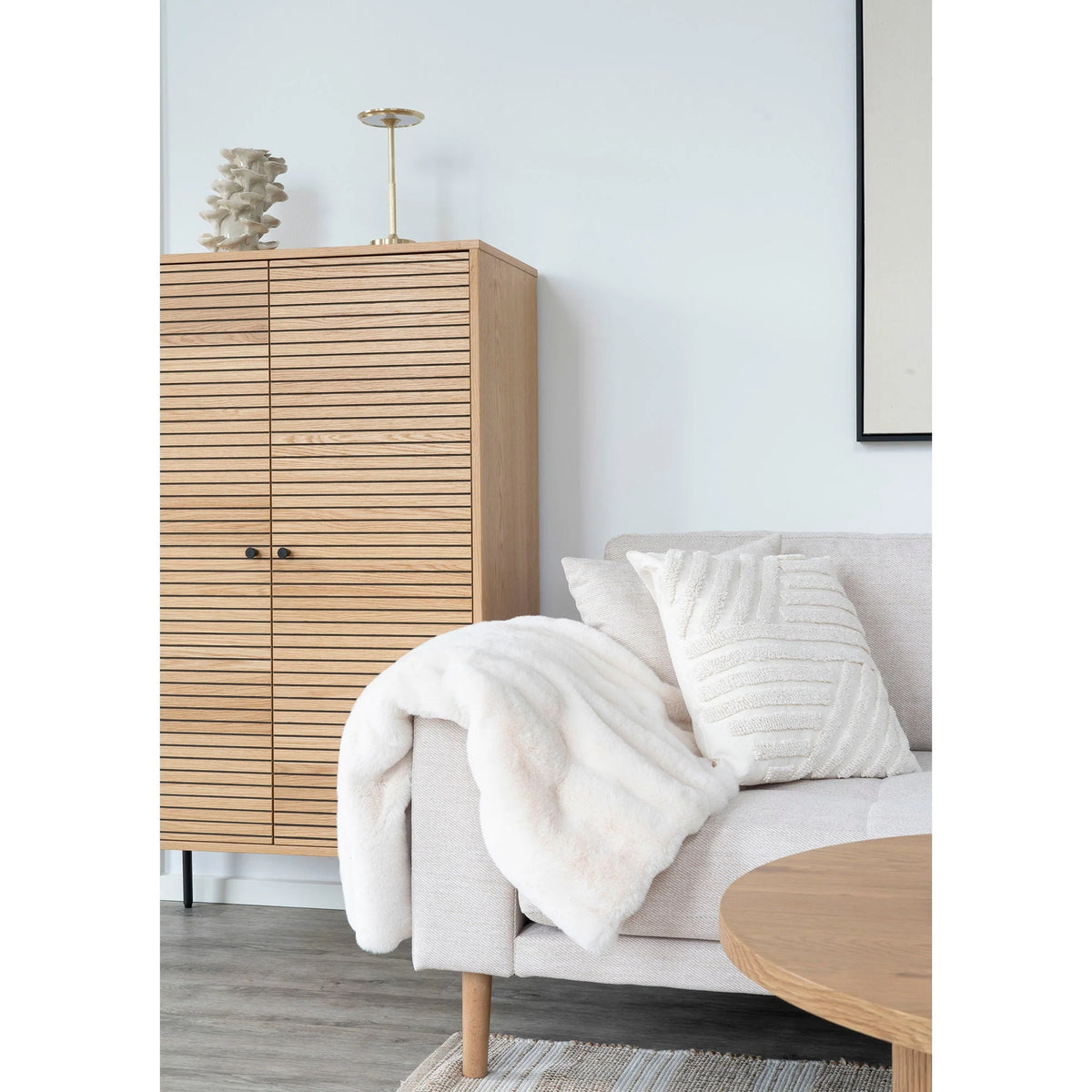 Armoire en bois clair latté avec boutons noirs ronds