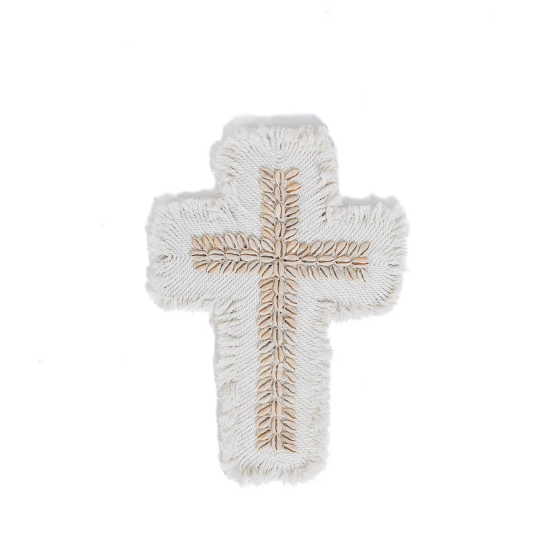 Makramee-Wandkreuz aus Baumwolle in Naturweiß mit Kaurimuscheln und Fransen