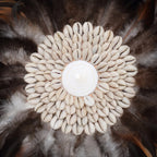 Décoration murale ronde en plumes noires et brunes centre en coquillages – Ø50 cm