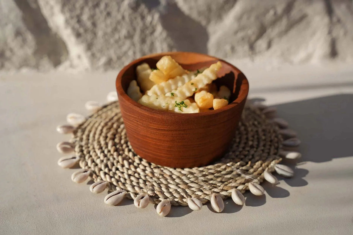 Dessous de plat rond en raphia naturel bordé de coquillages