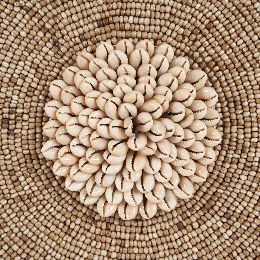 Disque décoratif en coquillages et perles sur socle noir