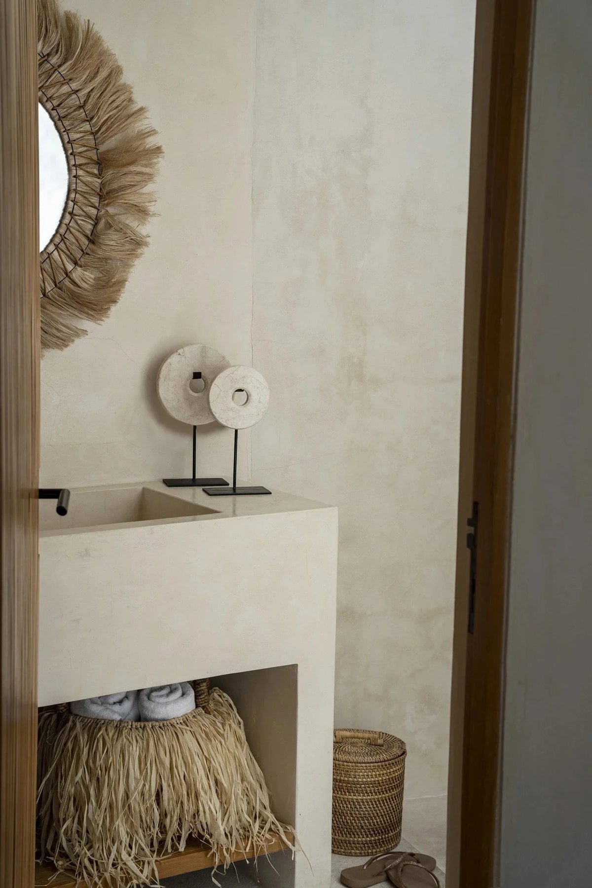 Miroir rond en marbre blanc sur socle métal noir, H35 cm