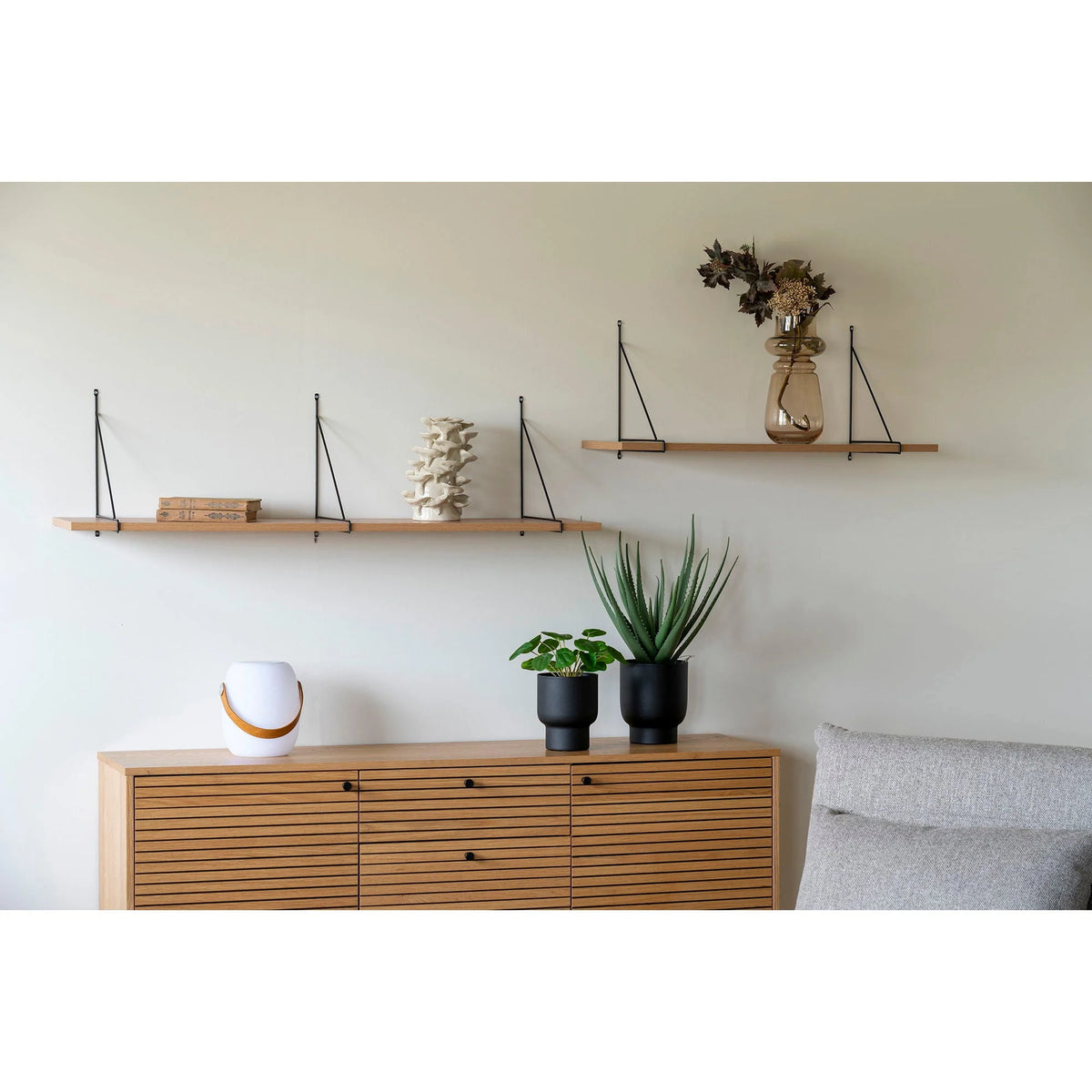 Lampe en céramique blanche avec manche en bois courbé