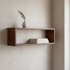 Étagère murale en bois recyclé brun rectangulaire 70x15 cm avec livres blancs et vase céramique