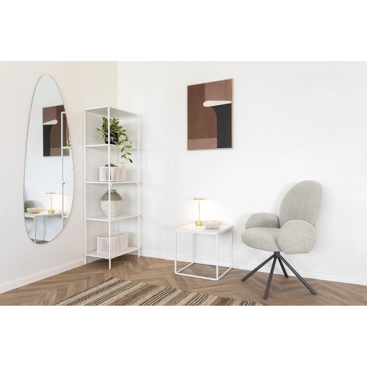 Fauteuil bouclé gris clair pivotant avec accoudoirs enveloppants