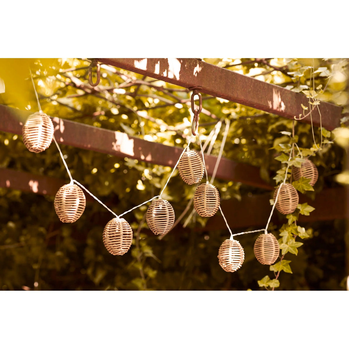 Guirlande lumineuse en rotin naturel avec lanternes ovales ajourées