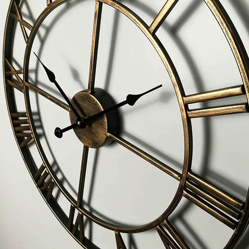 Zoom sur les chiffres romains et les aiguilles de l’horloge murale 40 cm.