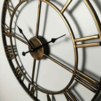 Zoom sur les chiffres romains et les aiguilles de l’horloge murale 40 cm.