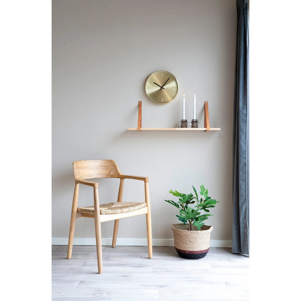 Fauteuil en bois clair avec siège et dossier tressés