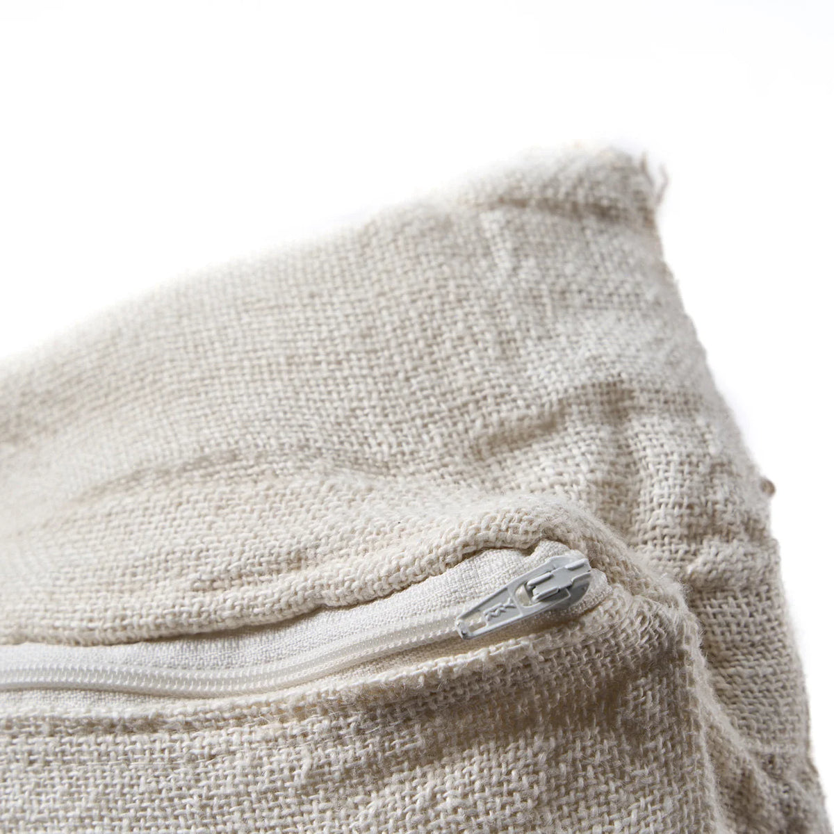 Housse de coussin en lin texturé écru beige avec zip argenté