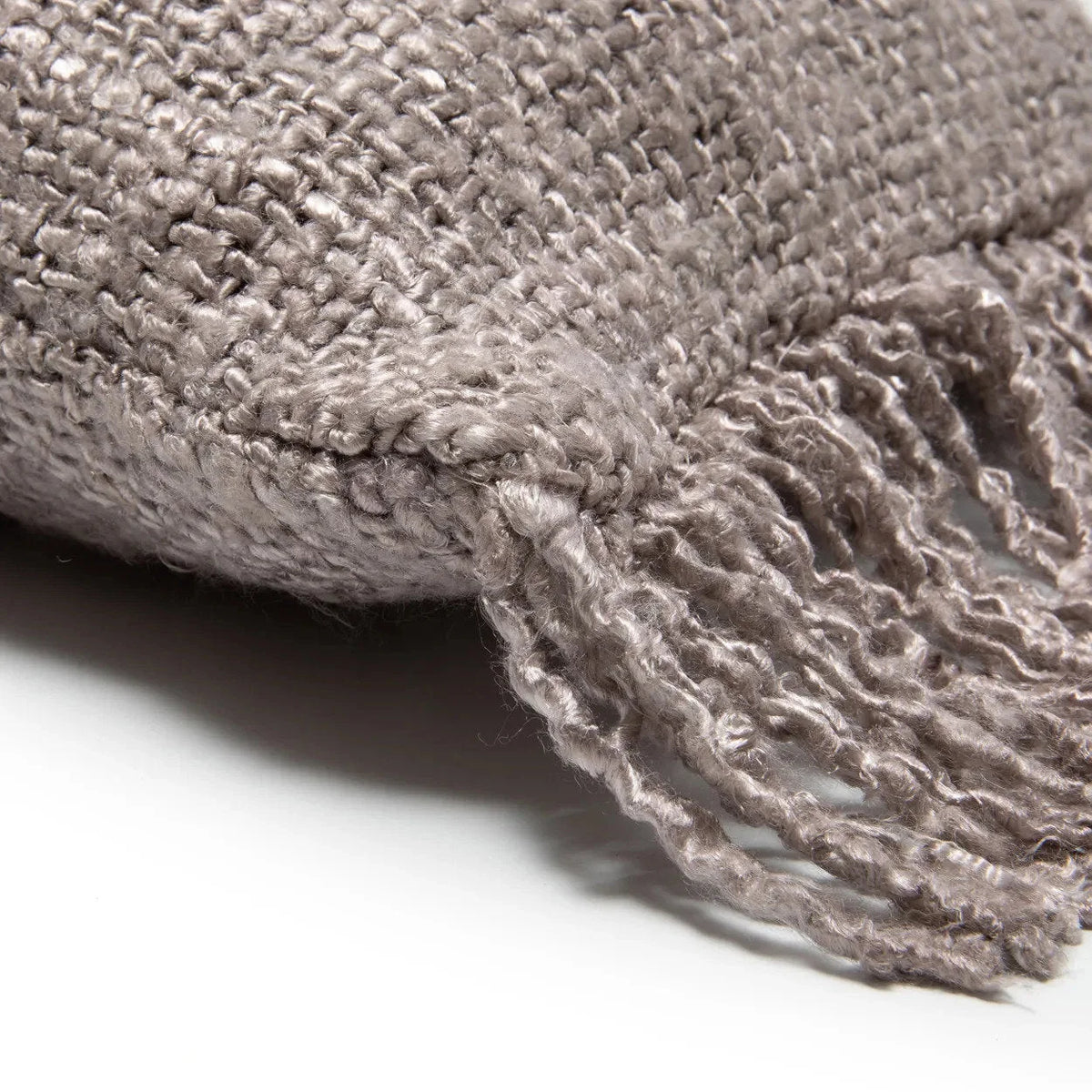 Coussin rectangulaire en coton gris perle avec frange shaggy, décoration intérieure élégante