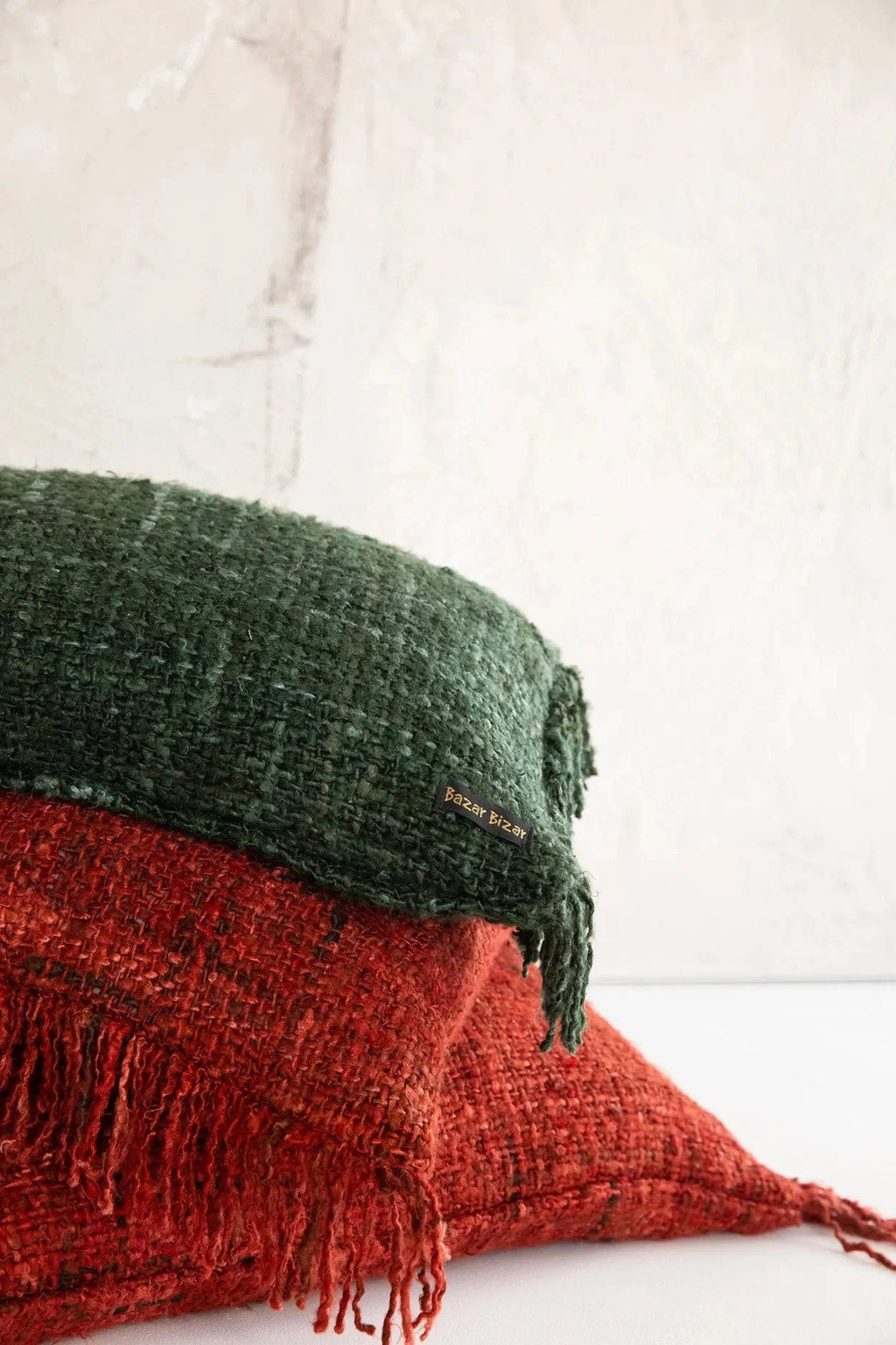 Deux couvertures en coton tissé avec franges, rouge et vert foncé