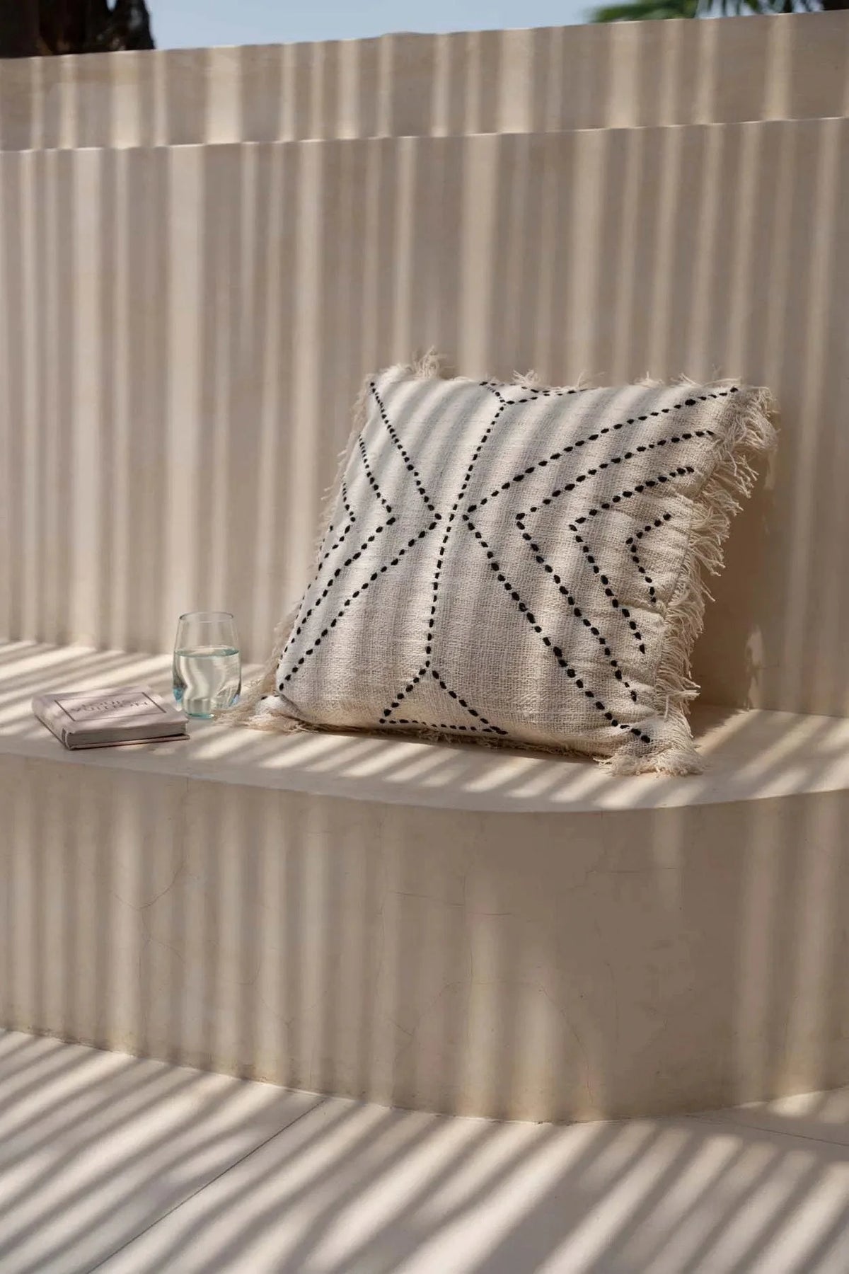 Beige housse de coussin en raphia naturel avec couture géométrique noire et bords effilochés 50x50 cm pour salon