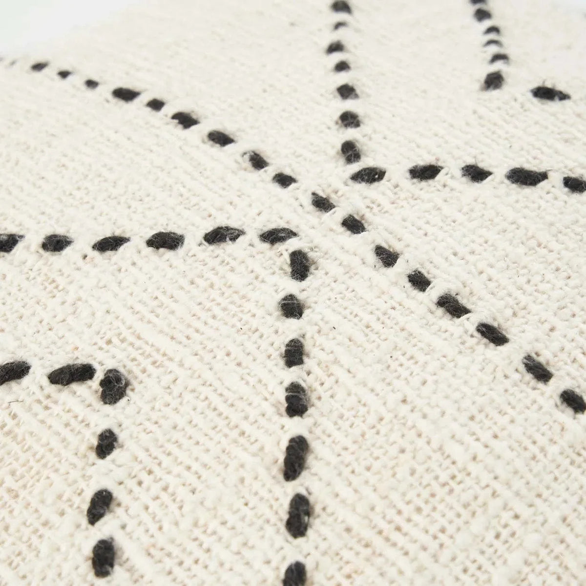 Housse de coussin tribale en raphia noir naturel 50x50 cm avec motif géométrique de points noirs cousus sur textile crème